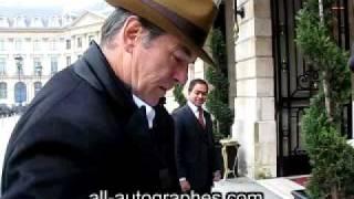 Pierce Brosnan signe pour All-Autographes.com // Pierce Brosnan signing autographs in Paris