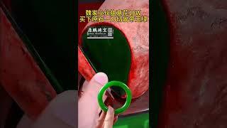 也木西刚捡到的石头，被大哥1000000拿下，立马拿去切开的，大家觉得到了多少倍 #翡翠原石 #緬甸翡翠 #jade #翡翠原石直播 #jewelry #翡翠赌石