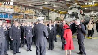 Regno Unito, la regina Elisabetta II in visita all'ammiraglia della Royal Navy