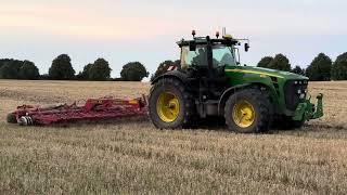 Getreide striegeln mit einem John Deere 8430 und Väderstad Carrier 650 mit Strohstriegel