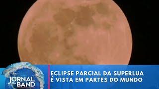 Eclipse parcial da Superlua é vista em várias partes do mundo | Jornal da Band