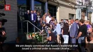 MH17: Ukrainian MPs bring flowers to Dutch embassy