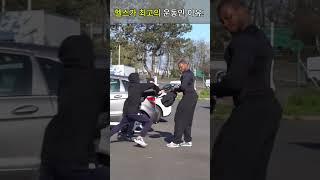 “헬스를 했던 남자는 강도도 운동기구로 만듭니다ㅋㅋ”