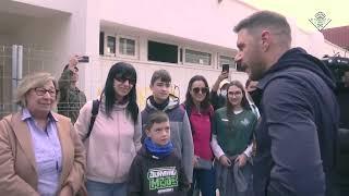 El #realbetis visita el CEIP Orba, en Alfafar, para hacer entrega de material deportivo tras la DANA