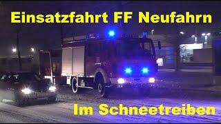 [Schwerer Verkehrsunfall im Schneetreiben] Einsatzfahrt KdoW+LF20+RW2+TLF+VSA Feuerwehr Neufahrn