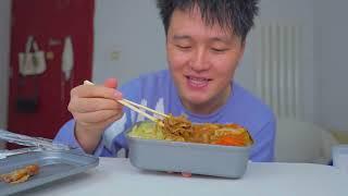 外卖测评奇葩店名：卖东北老盒饭共三个孩子上学