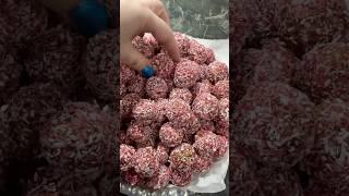 PROTEIN AND QUINOA COCONUT BALLS 