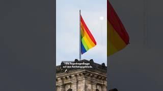 Die Regenbogenflagge weht heute wieder auf dem Reichstagsgebäude. Ein Blick hinter die Kulissen.