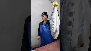 پاک کردن حرفه ای ماهی سارم ️ماهی شکارچی شیر بندر big fish cutting