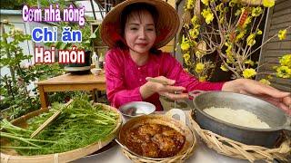 Nấu bữa cơm nhà nông lúc nhỏ hay ăn đơn giản chỉ hai món Cook a meal, farmers only eat two dishes.