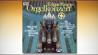 Edgar Krapp an der neuen Klais-Orgel der St.-Hedwigs-Kathedrale zu Berlin