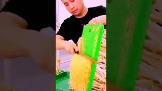 The process of cutting the root of a bean sprout = a good tool increases efficiency