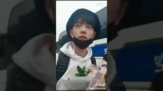 肖战Xiaozhan & 2017饭拍Fancam：边走边引导粉丝、维持秩序Guide fans to maintain order while walking