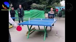 Fang Bo has fun with amateurs in Chinese park