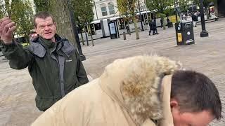 CRACKHEAD ATTACKS IN MANCHESTER PICCADILLY !!  @CharlesVeitch