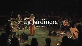 Dos Más Uno ft. Maggie Cullen - La Jardinera (En Vivo en el Teatro Xirgu)