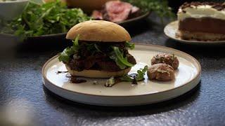 Gegrillte Rinderfilet-Sandwiches mit Gorgonzola und Portwein-Reduktionssauce | Emeril Lagasse