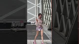 #杨超越一见你就笑上班 脸蛋天才杨超越 《一见你就笑》上班，超越的腿宛如一池春水，好米好米~