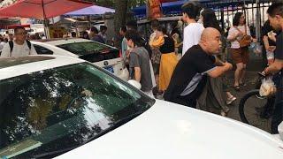 西安回民街特色小吃火：游客挤爆街，小吃摊主不务正业疏导交通