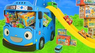 Um playset de ônibus com veículos de brinquedo