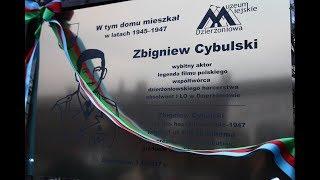 Zbyszek Cybulski odsłonięcie tablicy przy budynku, w którym mieszkał Zbigniew Cybulski, Dzierżoniów