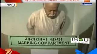 Zee24Taas: MOHAN BHAGWAT VOTING FOR LOKSABHA ELECTION 2014