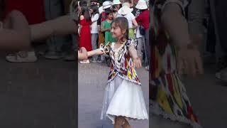 Uyghur girls dancing at the International Bazaar in Xinjiang’s Urumqi, cute and elegant!