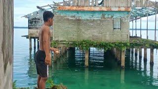 Rumah Angker di laut menjadi sarang ribuan ikan besar