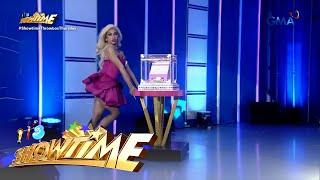 It's Showtime: Angel, hinamon ni Meme Vice Ganda sa isang sample dance! (Throwbox)