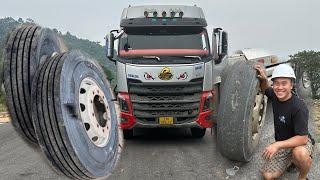 replace new tire for chenglong h7 tractor truck carrying 100 tons of load daily work of giang