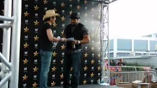 THE HONG got WWE David Otunga's autograph and took a picture at Summer Slam Axxess. (더홍, 홍의성, みどぐり)