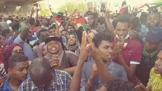 حملة زنك - فيديو من عمق الاعتصام يوضح بدايات الثورة السودانية و حجم الشباب في هذا الاعتصام المجيد