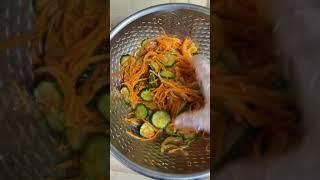Салат по корейски. Хрустящие огурчики с морковью