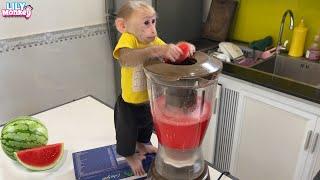 Monkey Lily obediently helps dad buy watermelon to make juice