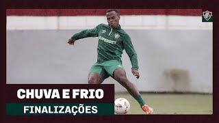 EM DIA DE CHUVA E FRIO, FLUMINENSE TREINA FINALIZAÇÕES NO CT CARLOS CASTILHO