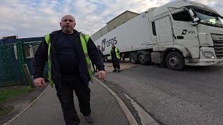 Aggressive Lorry Driver Wants To Fight Citizen Journalist On Public Pavement 