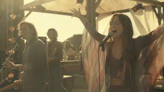 Daisy Jones & The Six - Look At Us Now (Honeycomb) en directo | Prime Video España