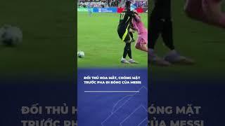 2 3 cầu thủ đối phương vẫn không tài nào lấy nổi bóng trong chân Messi.