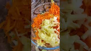  Салат из молодой капусты с морковью и яблоком — хрустящая свежесть в каждой ложке! #рекомендации