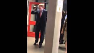 Koning Willem-Alexander steekt tong uit naar leerlingen