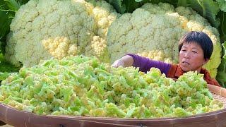 The cauliflower in the field, grandma steamed and dried, and stewed with bacon in a pot