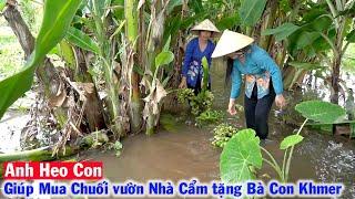 Mùa Nước Nổi Ngập Hết Vườn Chuối của Cẩm được Anh Heo Con mua Giúp và Tặng Chuối cho Bà Con Khmer