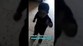 Niño de 2 años hablando lenguas del E.S.