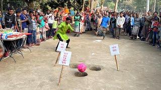 গর্তে বল শট দিয়ে চাল, ডাল, তেল জেতার চ্যালেঞ্জ। আজব খেলায় নতুন গ্রামে উপহার জিতে আনন্দে মাতলো সবাই