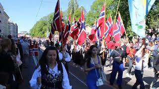 Норвегия Осло 17 мая день Независимости-праздничный парад в центре города национальные костюмы 38