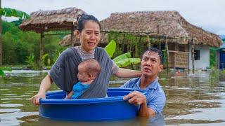 Escaping big flood in 60 years | Risking help single mother and baby escape dangerous floodwaters