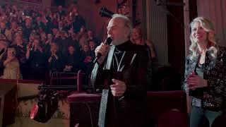 Neil Diamond Sings "Sweet Caroline" With A Beautiful Noise Broadway Cast