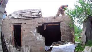 Разборка старого сарая. Доски, металлы, кирпич.