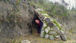 4 days camping alone. 2 survival shelters. Bushcraft. camping in the rain