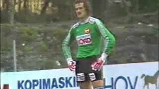 Goalkeeper throws the ball into his own net. Weird own goal!